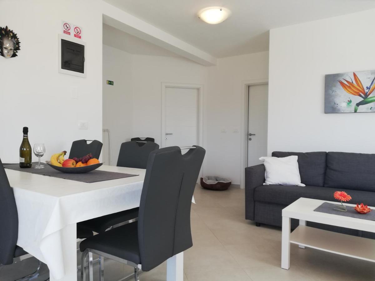 Apartments Oleander Lovrecica-Residence With Pool 外观 照片