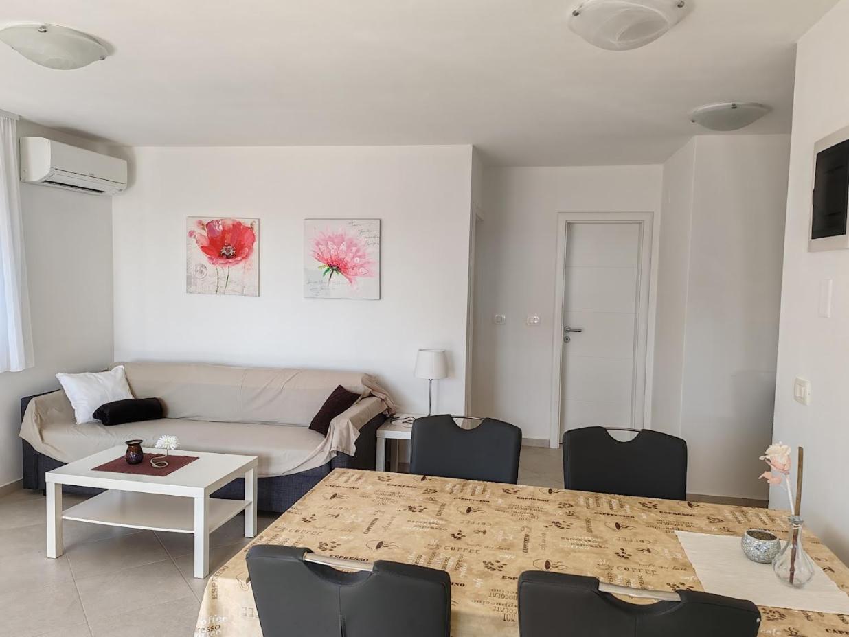 Apartments Oleander Lovrecica-Residence With Pool 外观 照片